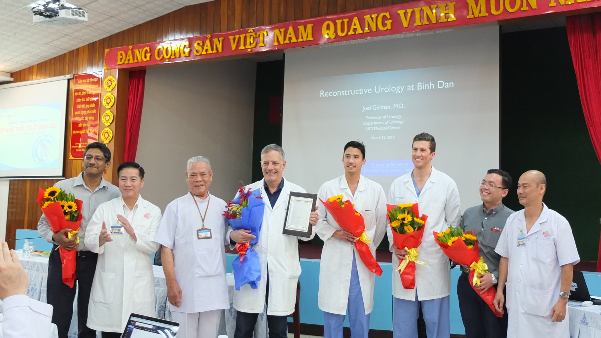 GS._Joel_Gelman_thu_4_tu_trai_sang_tham_gia_dao_tao_va_trao_doi_chuyen_mon_ve_hep_nieu_dao_tai_Benh_vien_Binh_Dan