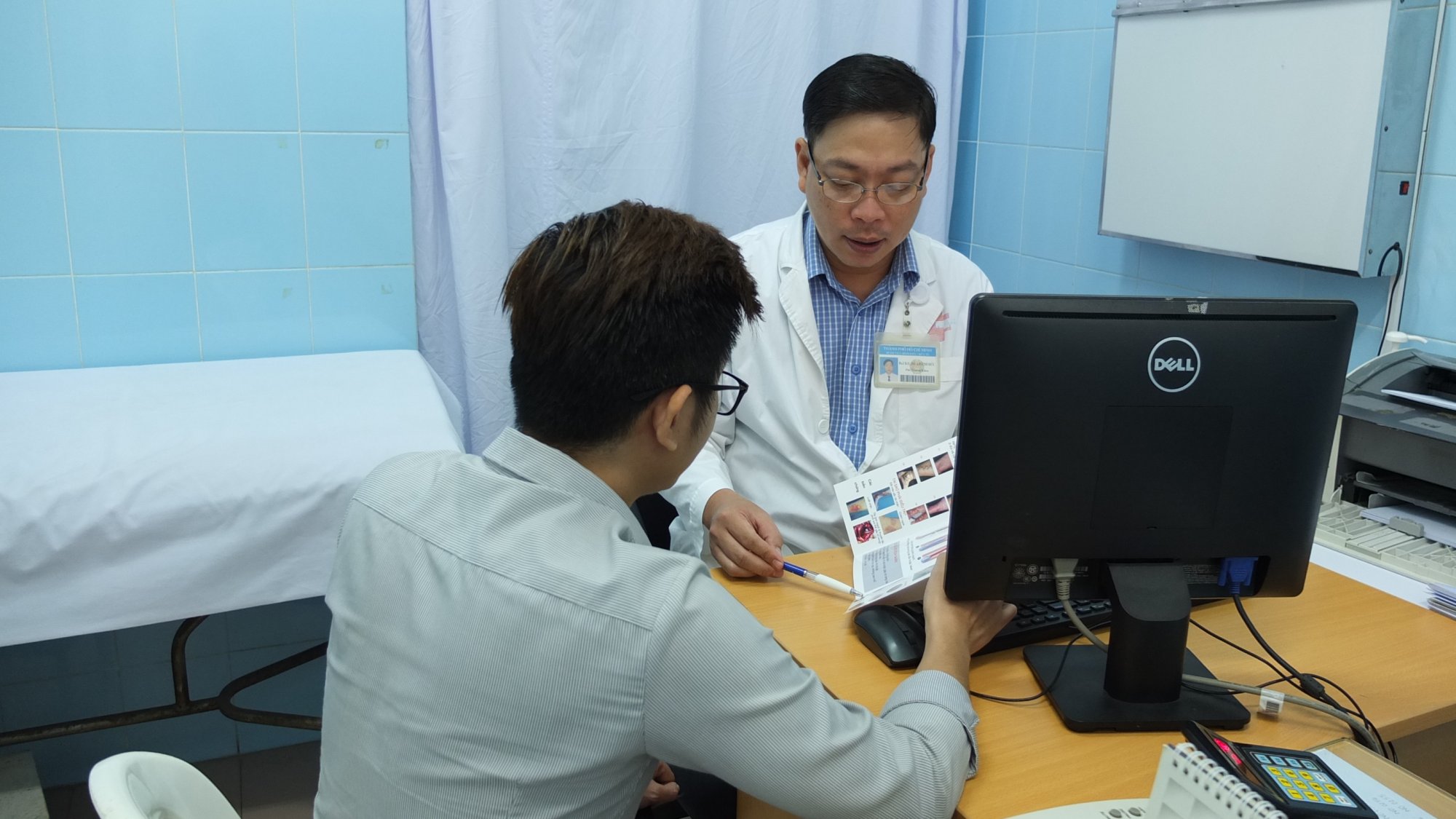 3_Bac_si_dang_tu_van_benh_ly_mach_mau_ngoai_bien_cho_nguoi_benh_tai_phong_kham
