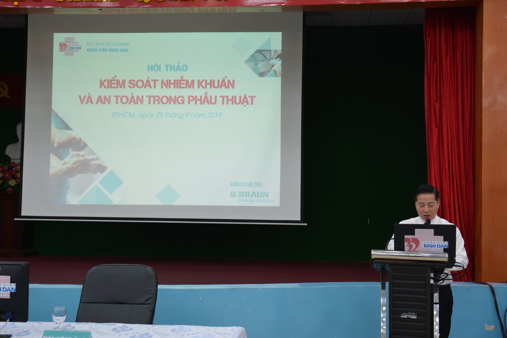 TS.BS_Tran_Vinh_Hung_Giam_doc_Benh_vien_Binh_Dan_phat_bieu_khai_mac_hoi_thao